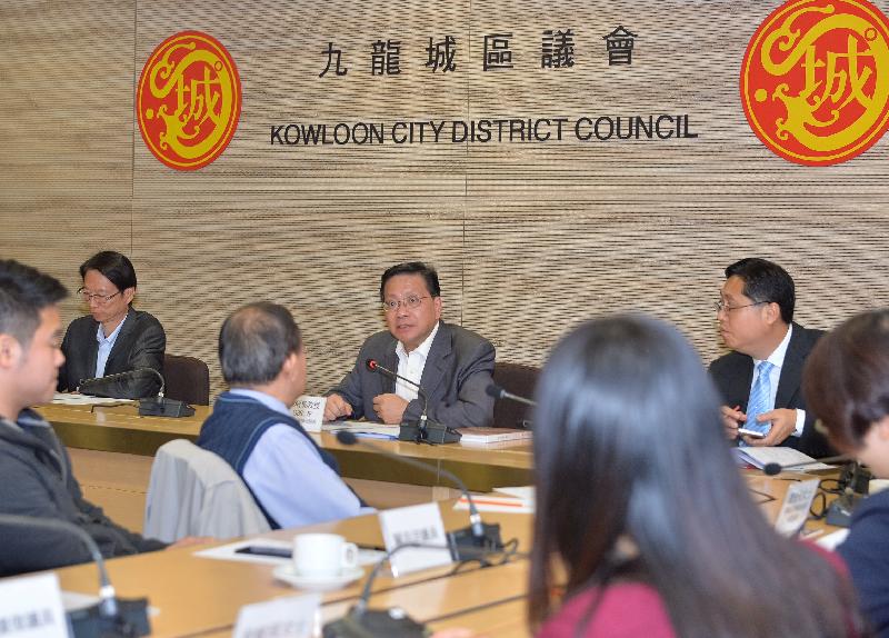 The Secretary for Transport and Housing, Professor Anthony Cheung Bing-leung (centre), accompanied by District Officer (Kowloon City), Mr Franco Kwok (right), meets with the Chairman of Kowloon City District Council (KCDC), Mr Pun Kwok-wah (left), and KCDC members this afternoon (December 2) to gauge views on transport and housing issues in the district.  